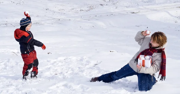 在冬天的第一或最后一场雪的雪球乐趣 — 图库照片