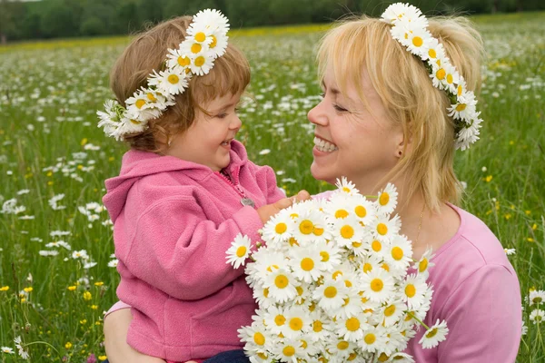 Blumen pflücken mit Mama — Stockfoto