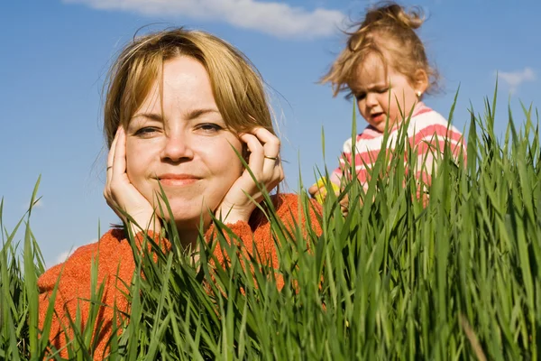 Woman and little girl outdoors — Stock Photo, Image