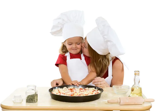 Frau und kleines Mädchen backen Pizza — Stockfoto