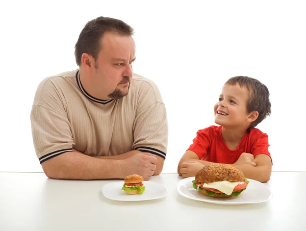 Homem e jovem rival sobre a comida — Fotografia de Stock