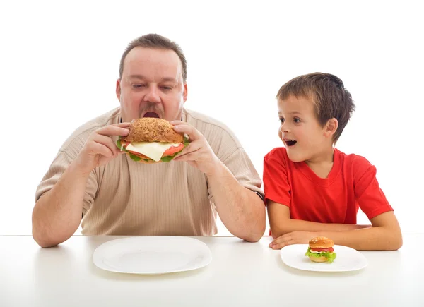 Adam ve oğlan hamburger ile — Stok fotoğraf