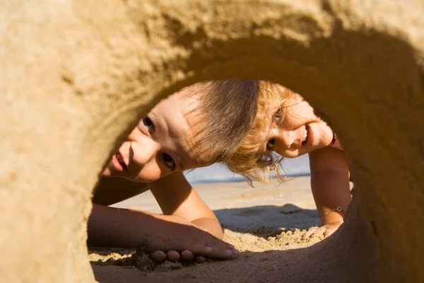 Весело в песке — стоковое фото