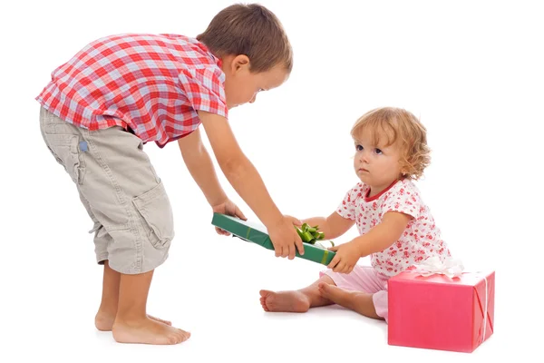 Niños con regalos —  Fotos de Stock