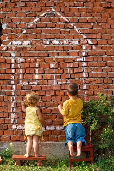 Two children drawing a house — Stock Photo, Image