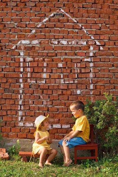 Δύο ευτυχής παιδιά μιλάμε — Φωτογραφία Αρχείου