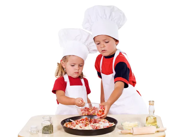 Kinder bereiten Pizza zu — Stockfoto