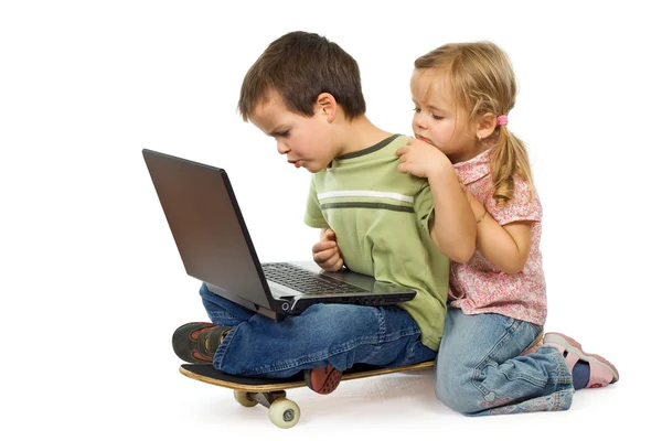 Çocuk rakibi laptop kullanma — Stok fotoğraf