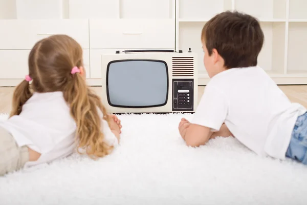Παιδιά παρακολουθώντας τηλεόραση — Φωτογραφία Αρχείου
