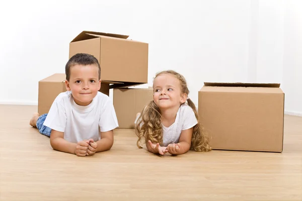 Kids in their new home still unpacking — Stock Photo, Image