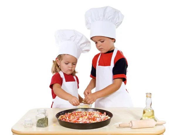 Niños preparando una pizza —  Fotos de Stock