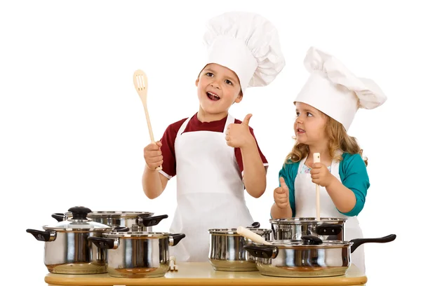 Szczęśliwy szef kuchni i jego pomocy - dzieci na białym tle naczynia do gotowania — Zdjęcie stockowe
