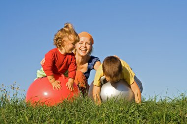 aile açık havada oynuyor