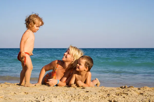 Family enjoying the beach — Stock Photo, Image