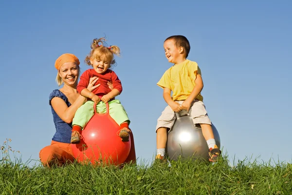 Family outdoors playing — Stock Photo, Image