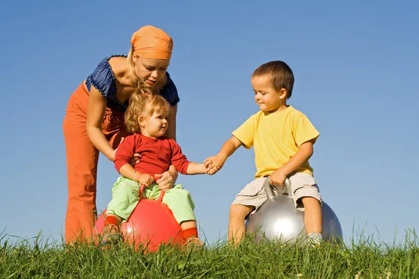 Aile açık havada birlikte oynama — Stok fotoğraf