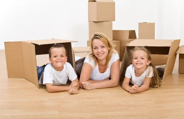 Woman with kids moving into a new home — Stock Photo, Image