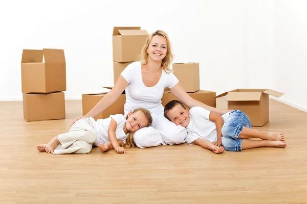 Woman with kids in their new big home — Stock Photo, Image