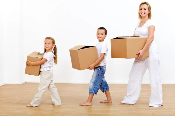 Family moving in to a new home — Stock Photo, Image