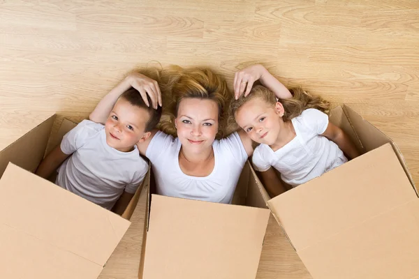 Happy family unpacking — Stock Photo, Image