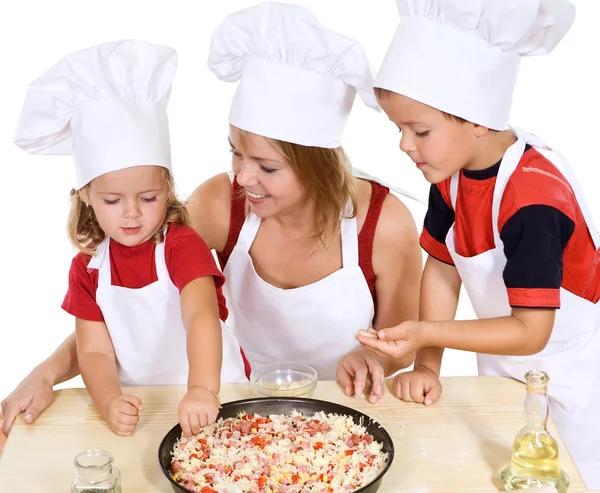 Pizza backen mit den Kindern — Stockfoto