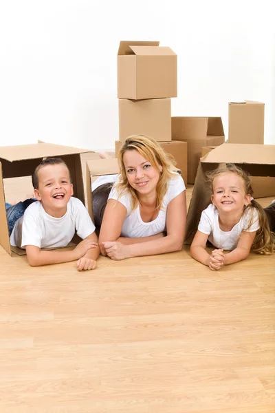 Ευτυχισμένη οικογένεια στο νέο σπίτι τους — Stockfoto