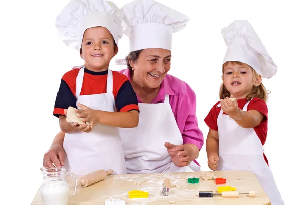 Büyükanne ile çocuklar kurabiye yapma — Stok fotoğraf
