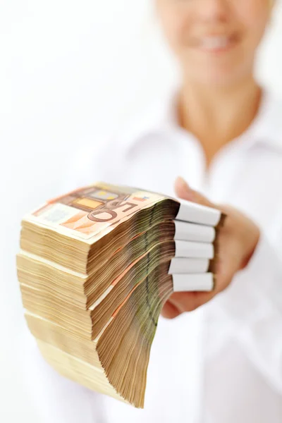 Mujer con una pila de billetes en euros — Foto de Stock