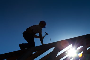 Oluşturucu veya çatıda çalışan marangoz