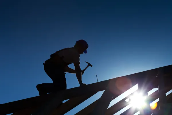 Construtor ou carpinteiro trabalhando no telhado — Fotografia de Stock