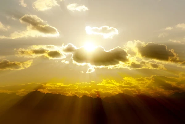 Paprsky slunce při západu slunce — Stock fotografie