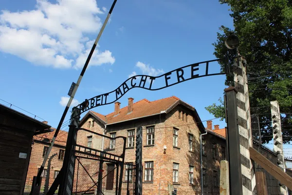 Auschwitzi koncentrációs tábor kapujában — Stock Fotó