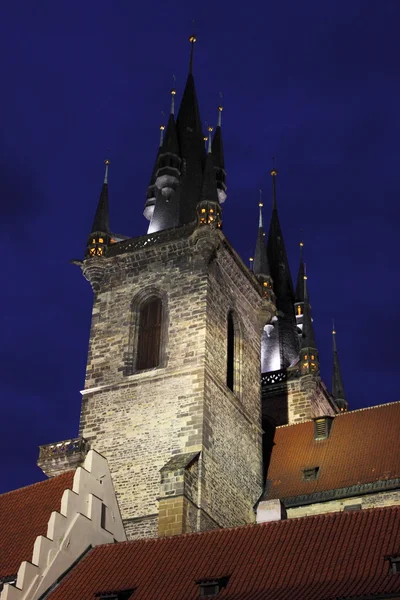 Torres de la Iglesia de Nuestra Señora frente a Tyn —  Fotos de Stock
