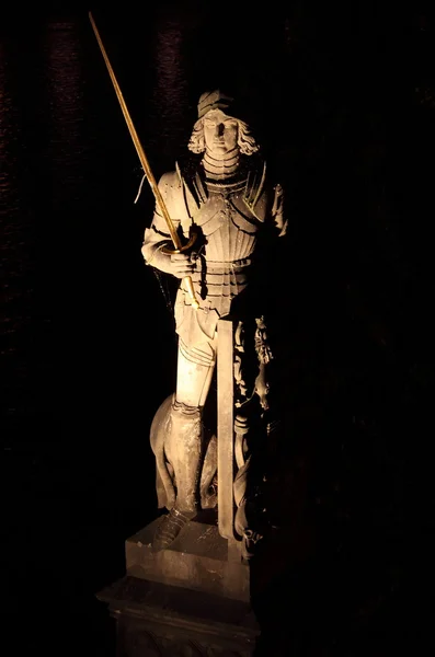 Statue des Ritters Bruncvik bei Nacht — Stockfoto