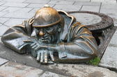 muž v práci sochařství
