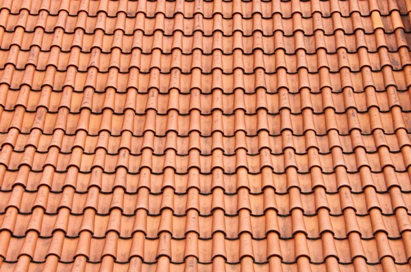 Červená střecha hliněné dlaždice — Stock fotografie