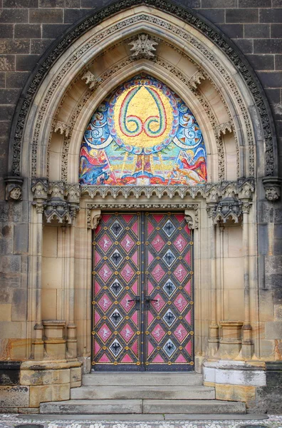 Porta d'ingresso della chiesa di San Pietro e Paolo — Foto Stock