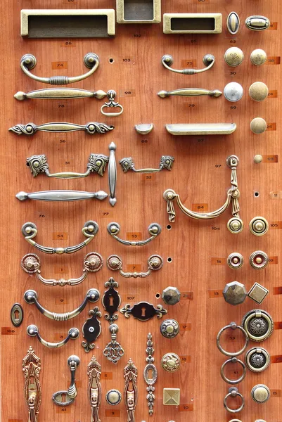 Brązowe i mosiężne klamki drzwi — Zdjęcie stockowe