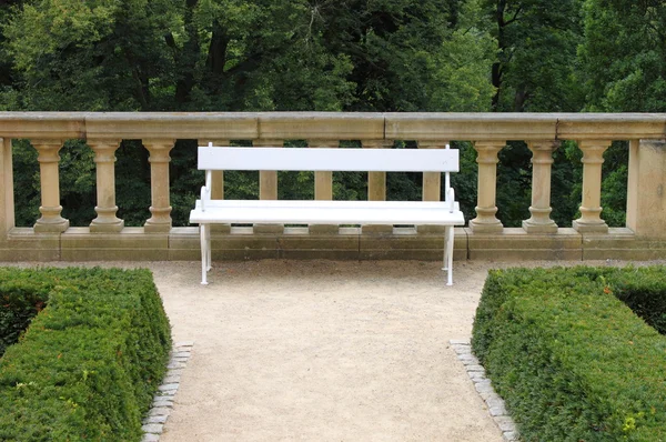 Panchina in un giardino del parco — Foto Stock