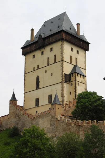 Huvudsakligt står hög av karlstein castle — Stockfoto