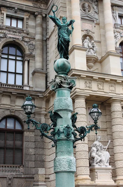 Viyana'da sanatsal sokak lambası — Stok fotoğraf
