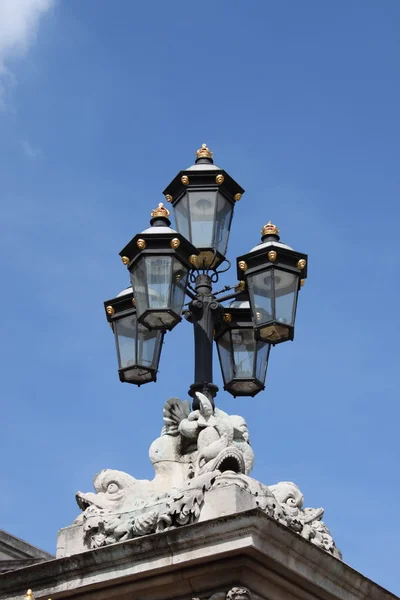 Lâmpada de rua real no Palácio de Buckingham — Fotografia de Stock
