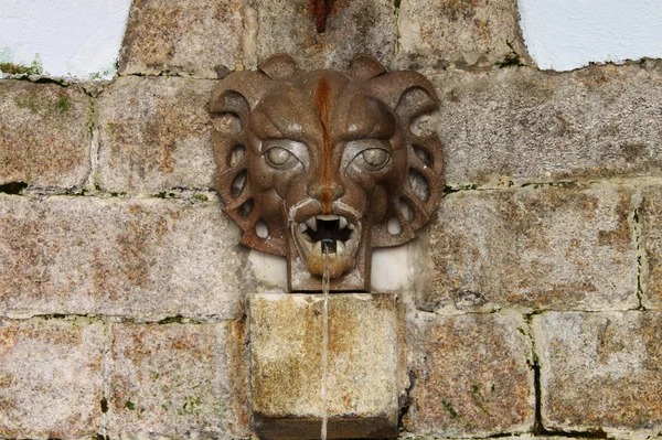 Mittelalterlicher Mauerbrunnen — Stockfoto