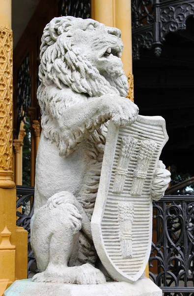 Lion statue with shield — Stock Photo, Image