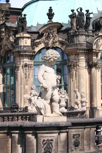 Статуя бароко дитини — стокове фото