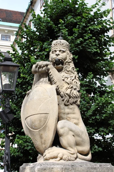 狮子雕像与屏蔽 — 图库照片