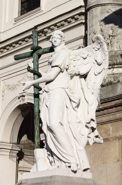Melek heykeli ile çapraz — Stok fotoğraf