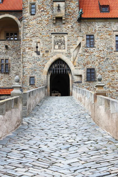 Huvudentrén till bouzov castle — Stockfoto