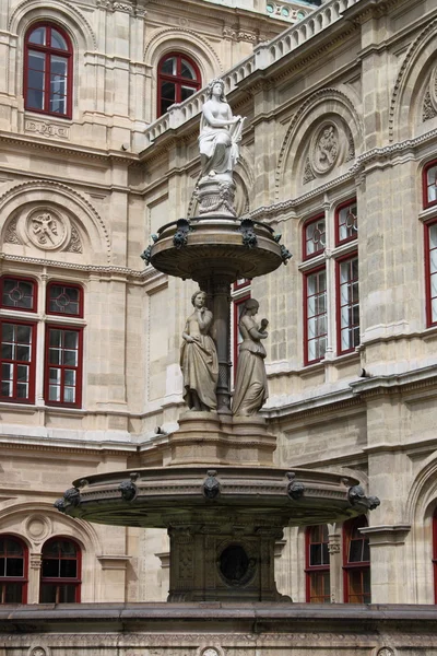Vienna Opera House fountain — Stock Photo, Image
