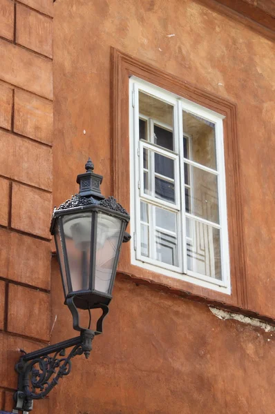 Janela velha com lâmpada de rua de ferro — Fotografia de Stock